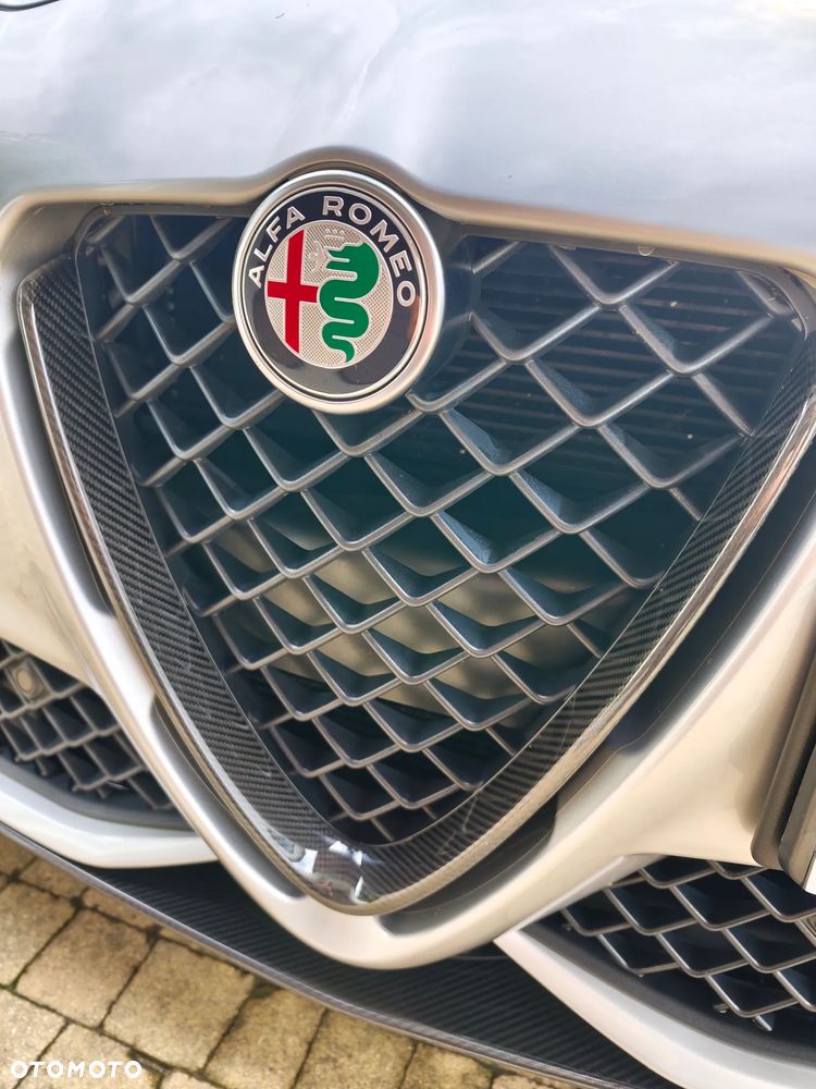Alfa Romeo Giulia 2.9 V6 Bi-Turbo AT8 Quadrifoglio - 11