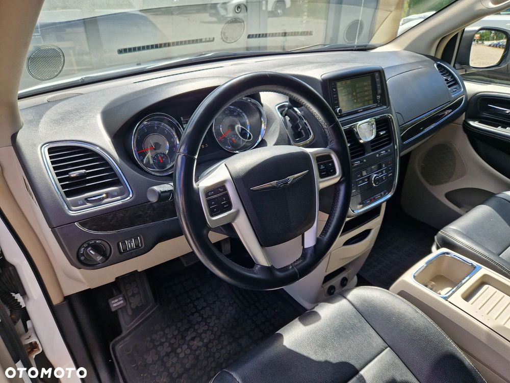 Chrysler Town & Country 3.6 Limited - 10