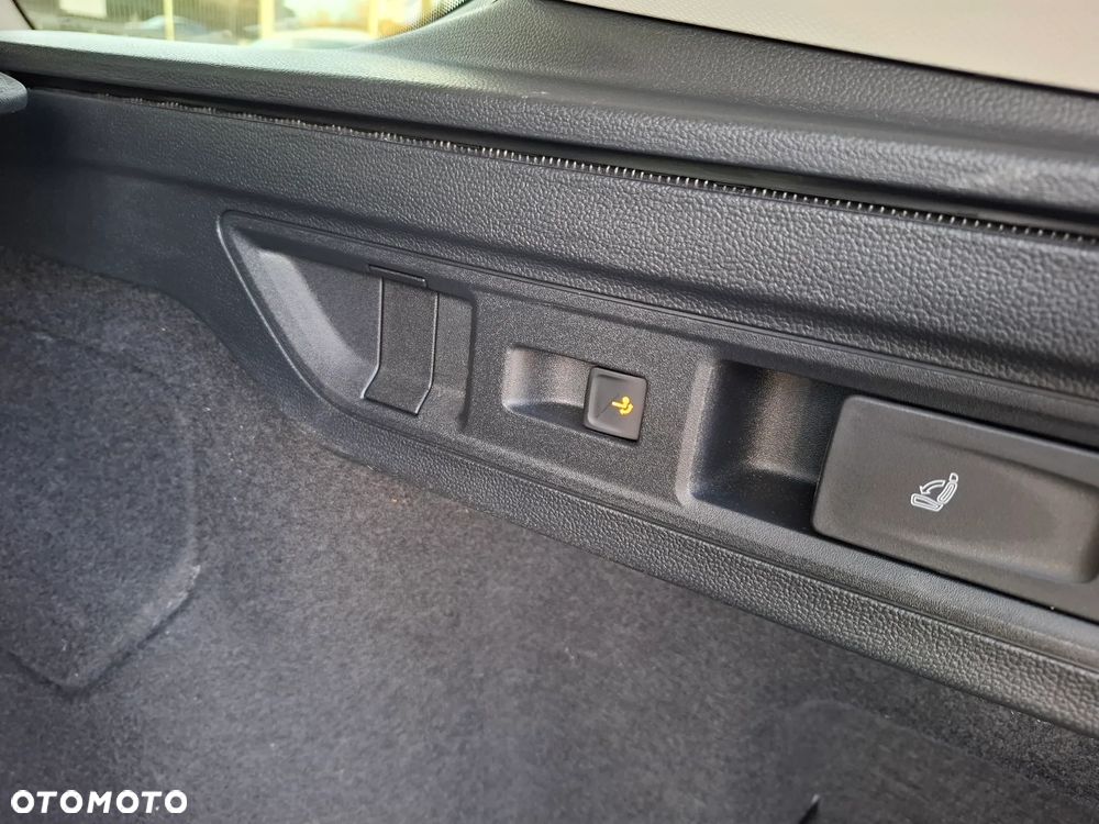 Volkswagen Passat Variant 2.0 TDI SCR DSG Elegance - 16