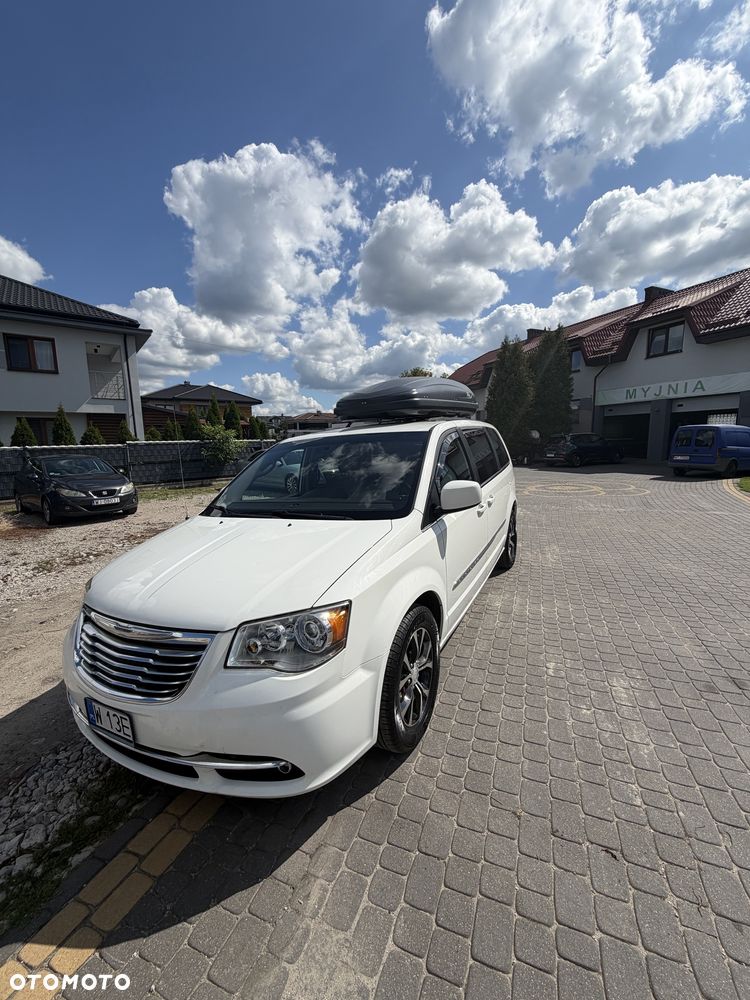 Chrysler Town & Country - 4