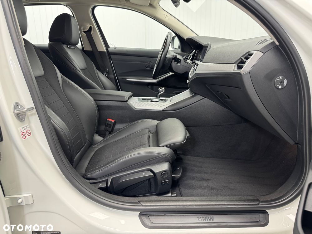 BMW Seria 3 318d Touring Advantage - 23