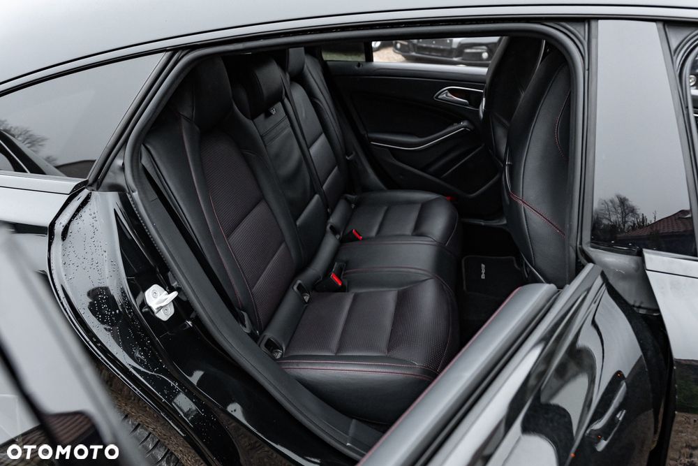 Mercedes-Benz CLA AMG 45 4Matic 7G-DCT - 24