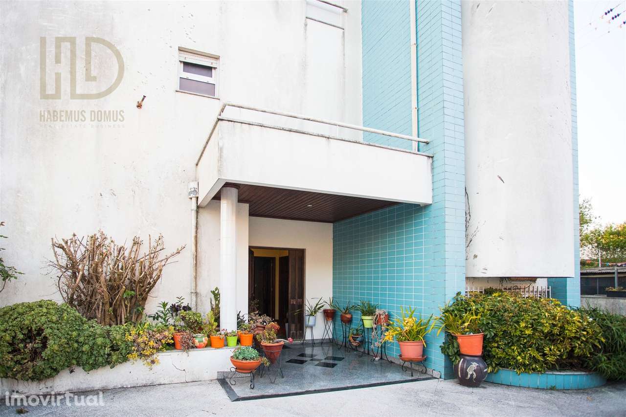 Moradia unifamiliar T4+1 com 351m2 em Pedroso - Grande imagem: 3/56