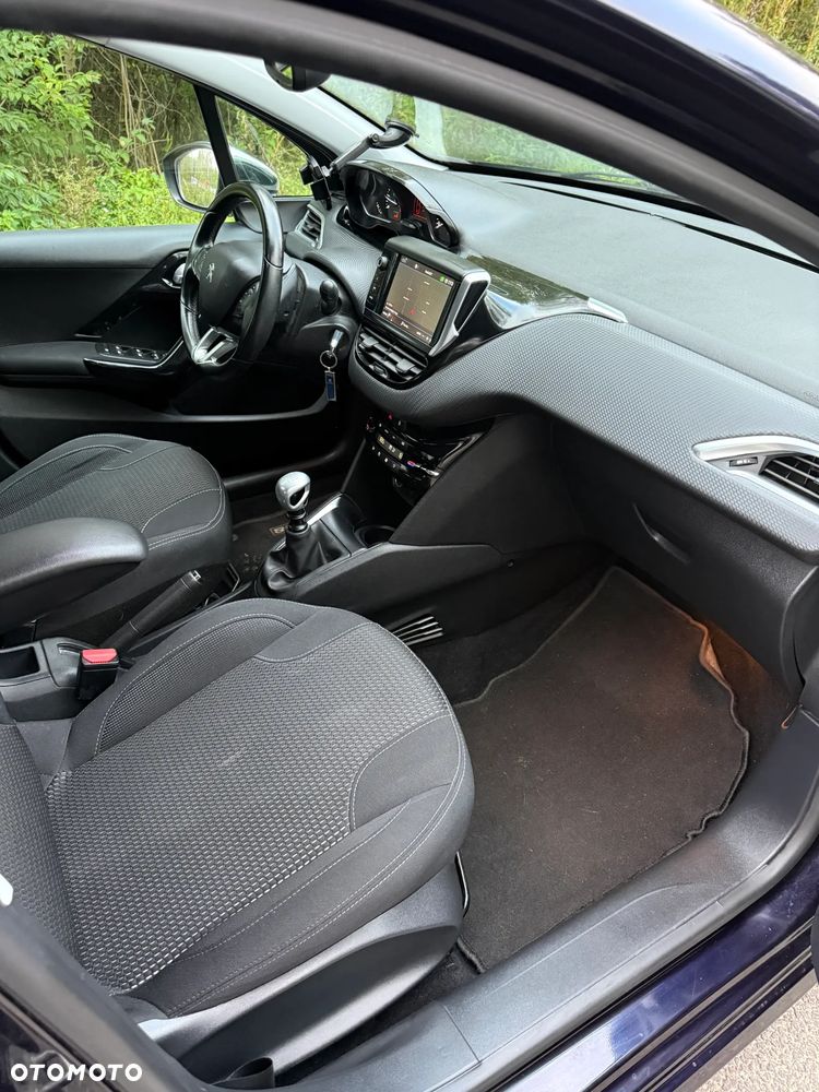 Peugeot 208 - 16