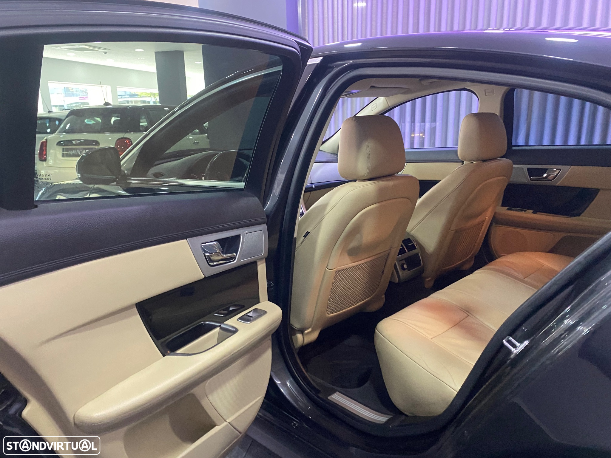Jaguar XF 2.2 D R-Sport - 28