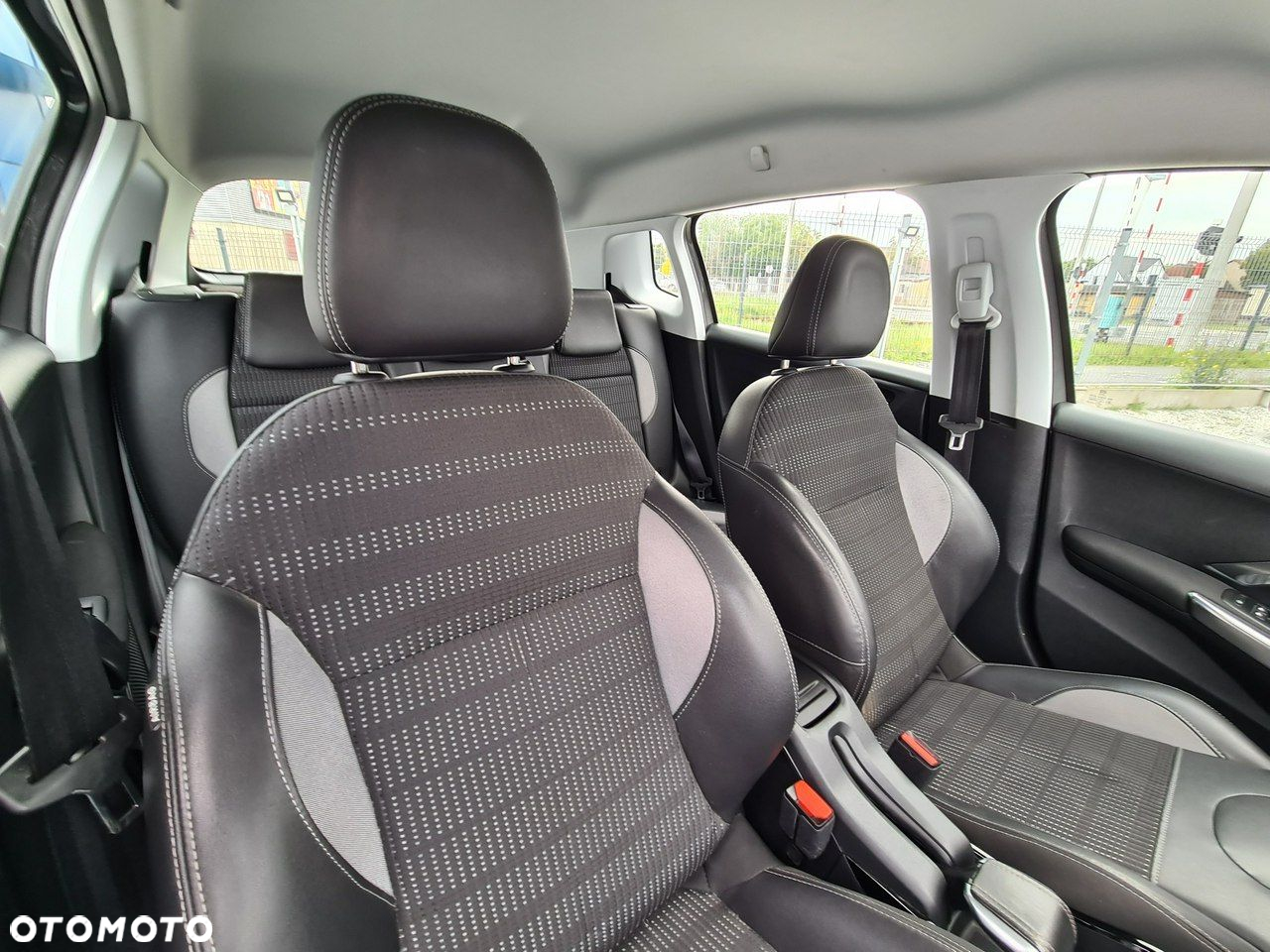 Peugeot 2008 1.2 Pure Tech Allure S&S - 27