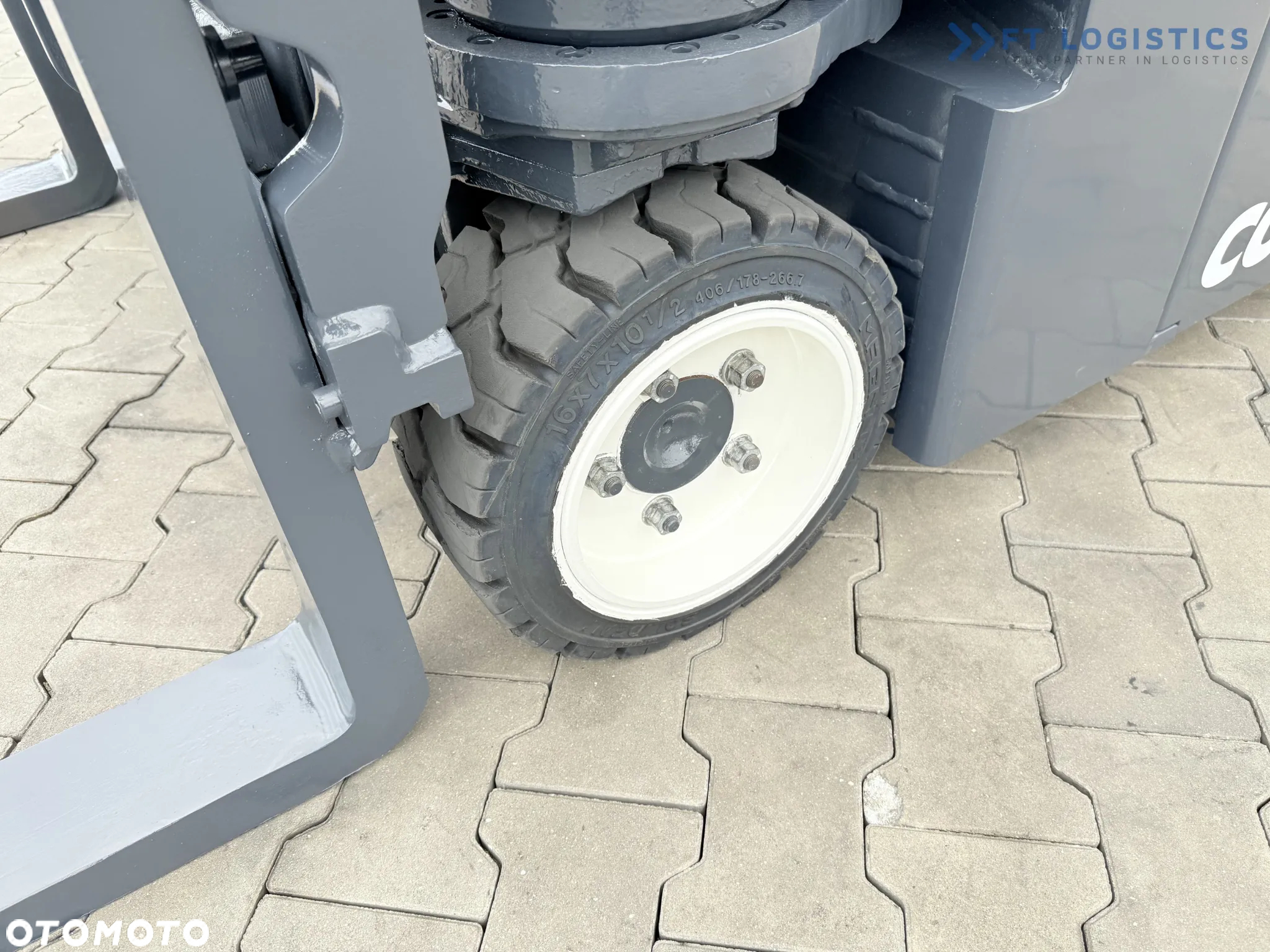 Combilift CBE2500 / TRIPLEX / 5500MM / WOLNY SKOK / NAPĘD ELEKTRYCZNY / JEDYNIE 2300MTH / POZYCJONER / PRZESUW BOCZNY / NOWE OPONY / JAK NOWY / Szeroka oferta wózków czterokierunkowych i bocznych, dopasowanych do różnorodnych potrzeb i zastosowań. - 4