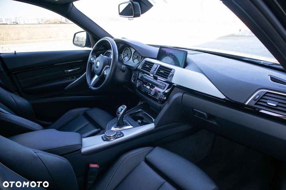 BMW Seria 3 330i xDrive M Sport - 36