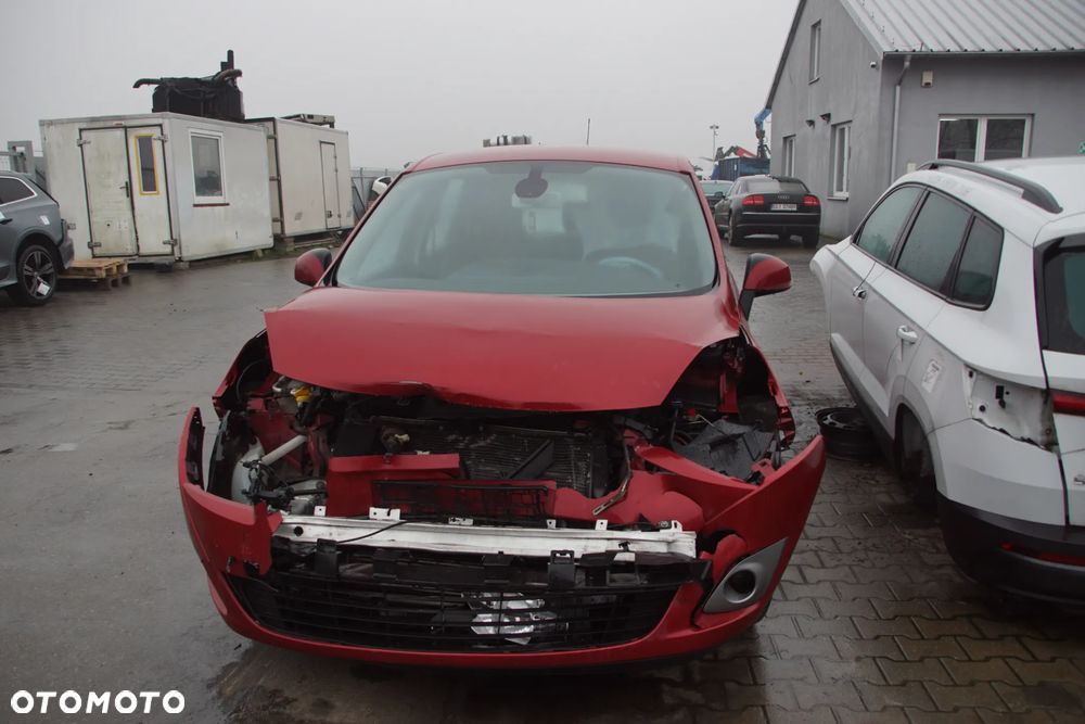 Auto na części - Renault Megane Scenic III 1.4 TCE 130 KM H4JA700 TENNJ 2011R Silnik Skrzynia Drzwi Klapa Zderzak Lampa Szyba Lusterko Klamka Deska Kokpit Sterownik Moduł Czujnik Licznik Wyświetlacz Kierownica Panel - 8