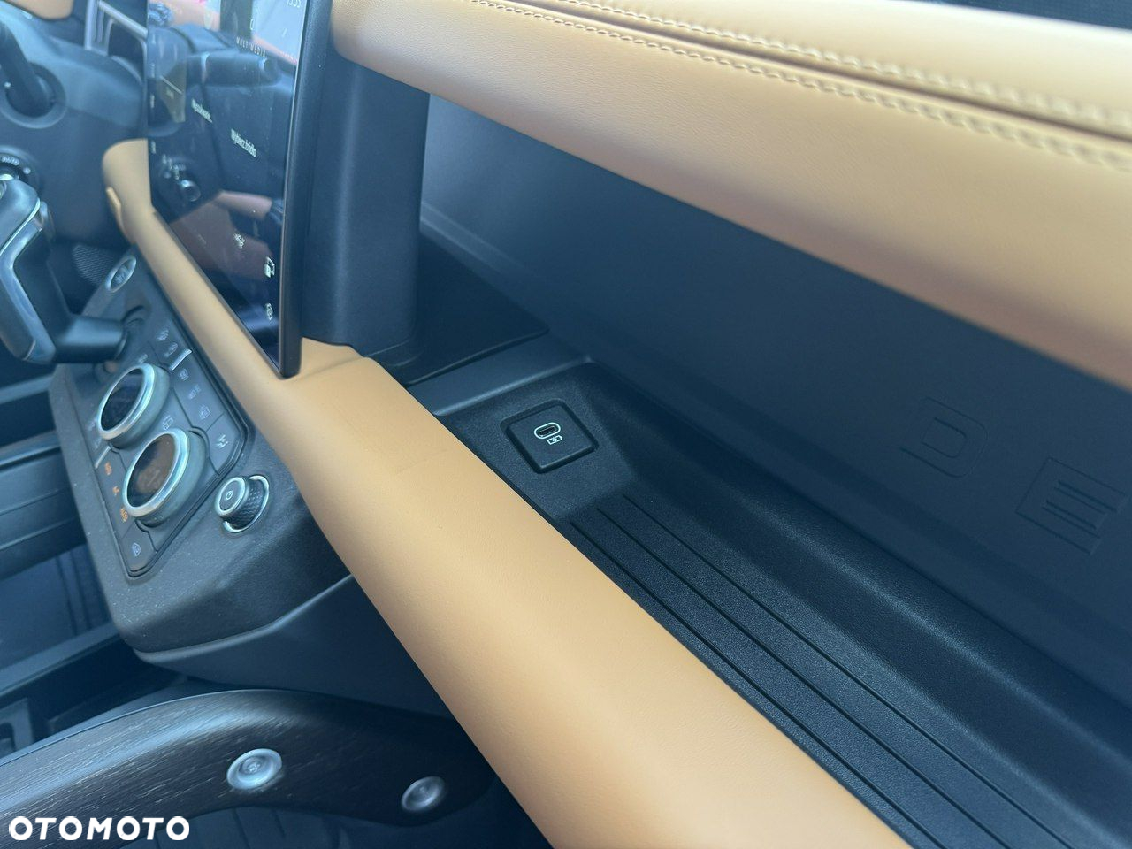 Land Rover Defender - 27