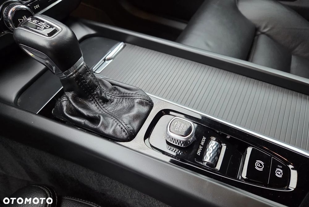 Volvo XC 60 D4 Momentum Pro - 23