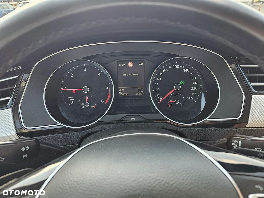 Volkswagen Passat - 16