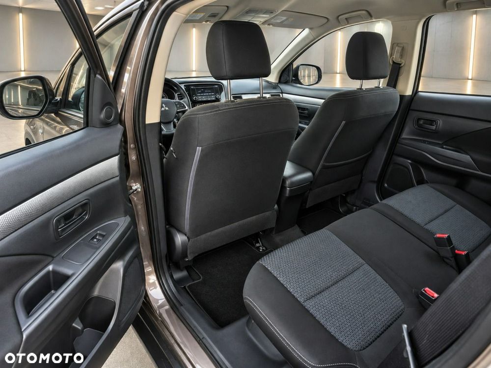 Mitsubishi Outlander - 12