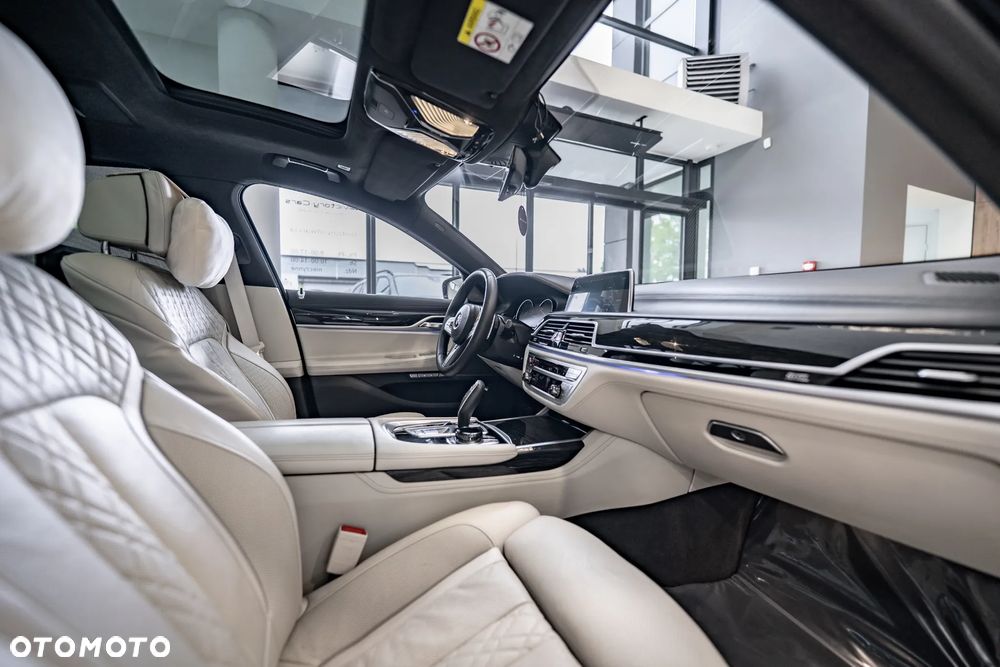 BMW Seria 7 M760Li xDrive - 38