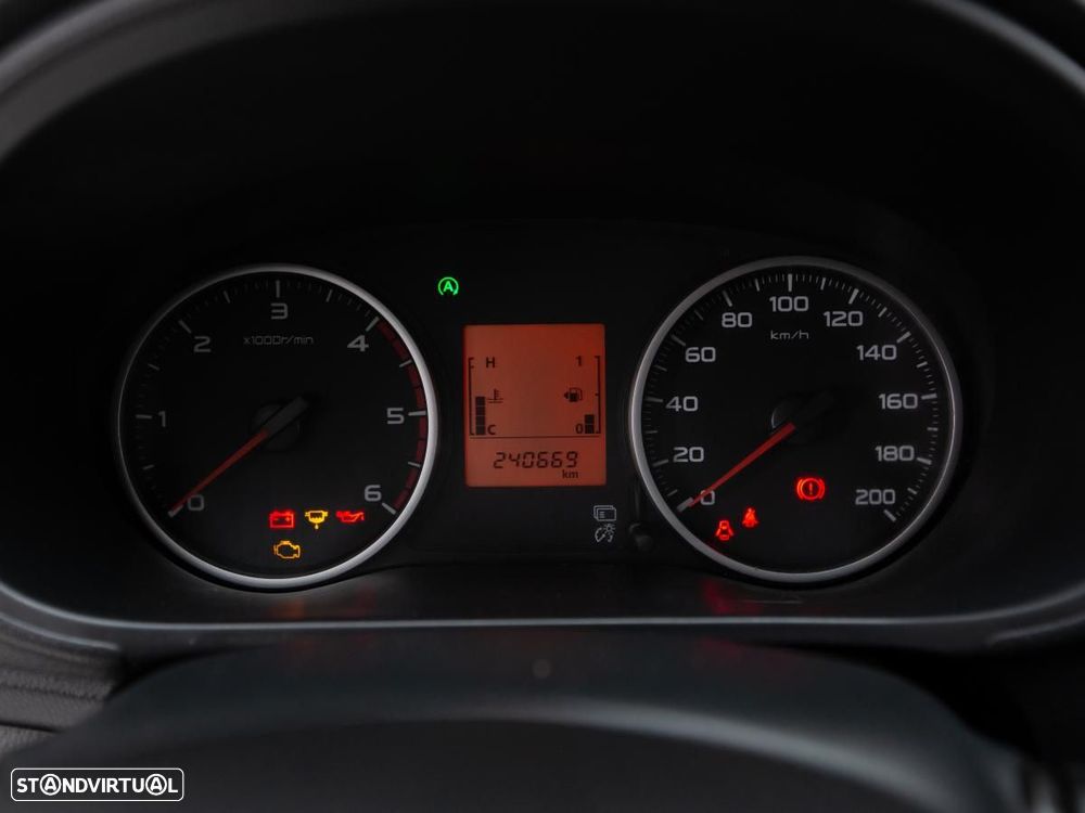 Mitsubishi L200 2.4 DI-D Club Invite 4WD c/IVA - 19