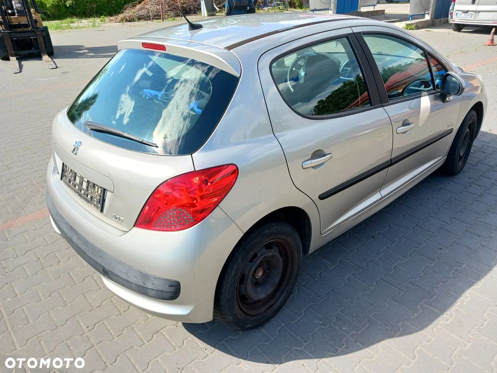 Peugeot 207 Silnik 1,4 16V VTI 70kW 95KM EP3 8FS EP3C skrzynia biegów kolektor przepustnica wtrysk listwa wtryskowa pompa wspomagania abs alternator sprężarka kompresor klimatyzacji skrzynia biegów sprzęgło drzwi ETSC srebrne klapa maska zderzak lusterko listwa klamka zamek wahacz czujnik ciśnienia doładowania mikrostyk blenda pas konsola schowek boczek drzwi fotel fotele magistrala wody podsufitka panel sterownik wyświetlacz moduł szyba czołowa poduszka kierownica manetki zwijak radio mechanizm szyb wydech tłumik mcperson zacisk hamulcowy lampa felga moduł BSM BSI lampa europa zbiorniczek rura przewód wyświetlacz NA CZĘŚCI WSZYSTKIE CZĘŚCI - 10