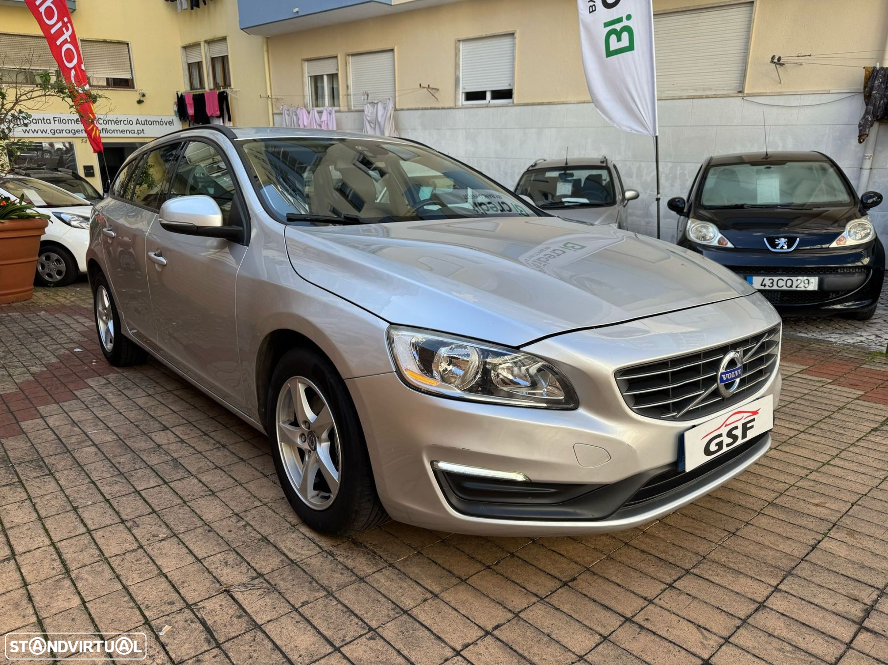 Volvo V60 1.6 D2 Momentum Eco - 3