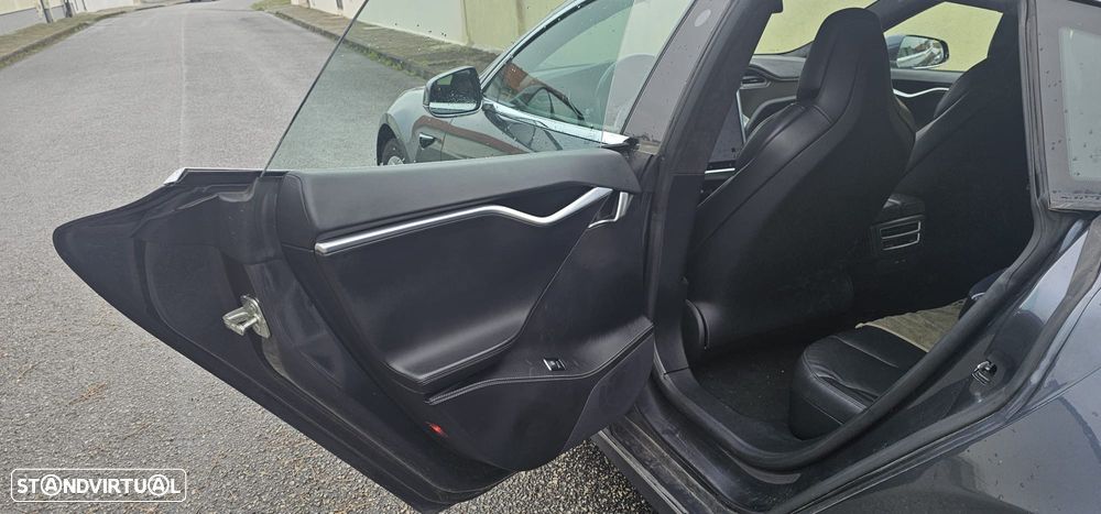 Tesla Model S - 4