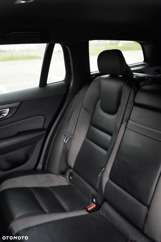 Volvo V60 D4 AWD R-Design - 16