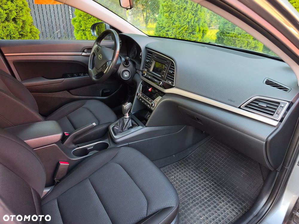 Hyundai Elantra 1.6 Comfort - 6