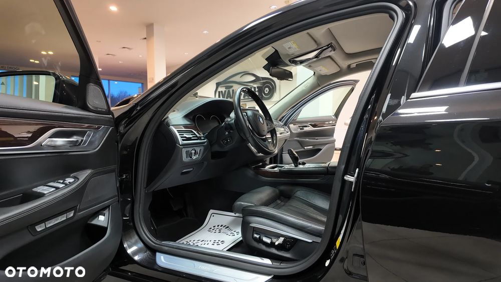BMW Seria 7 750Li xDrive - 22