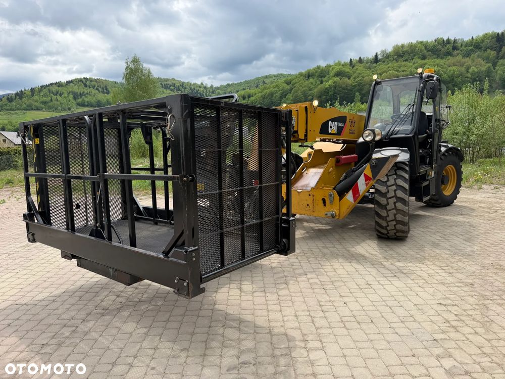 Caterpillar TH414 CAT Ładowarka Teleskopowa Dźwig Zwyżka 17 metrów wysuw z Bocianem. Udźwig 4 tony. Kosz z Pilotem. Widły. Łyżka szufla. Wysięgnik Bocian. Maszyna jak Nowa z Norwegii Pracowała w Urzędzie Komunalnym. KLIMATYZACJA. DEKRA BMWT. skręt 3 tryby 4 koła KRAB. Auto-poziomowanie! Zero luzów wycieków jak Nowa z salonu. Małe Gabaryty maszyny a potężny zasięg i udzwig! Skrzynia Hydrostatic 4 biegi. Zmiana na Pokrętle przy kierownicy. Wszystko Sterowane z 1 dżojstkika wraz z łapami! OKAZJA. Dużo dodatkowych sekcji hydraulicznych! pracowała głównie z koszem. Zero luzów - 40