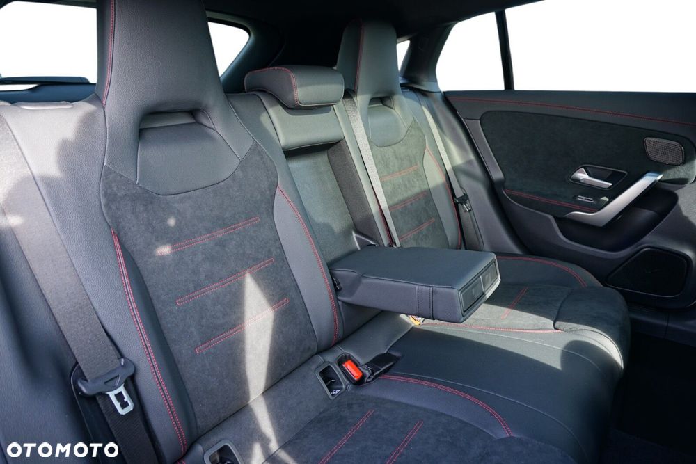 Mercedes-Benz CLA 250 4-Matic AMG Line 7G-DCT - 10
