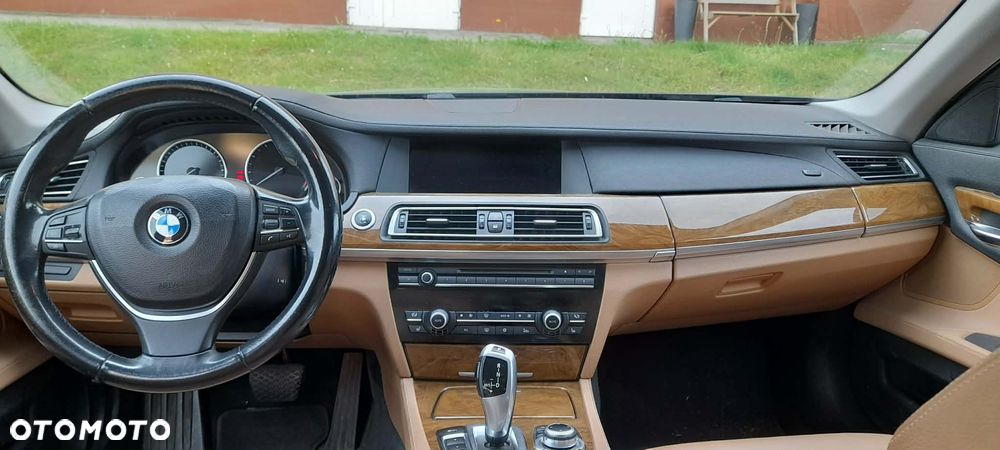 BMW Seria 7 750i - 8
