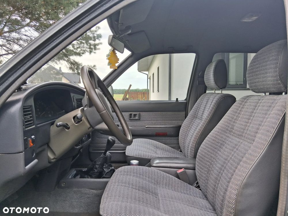 Toyota Hilux 4WD SR5 - 12
