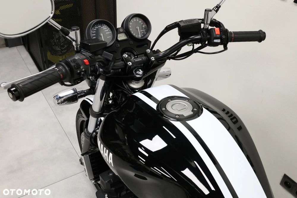 Yamaha XJR - 17