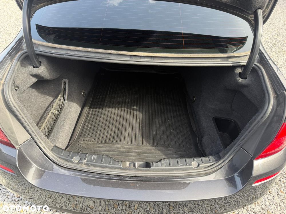 BMW Seria 5 550i xDrive - 30
