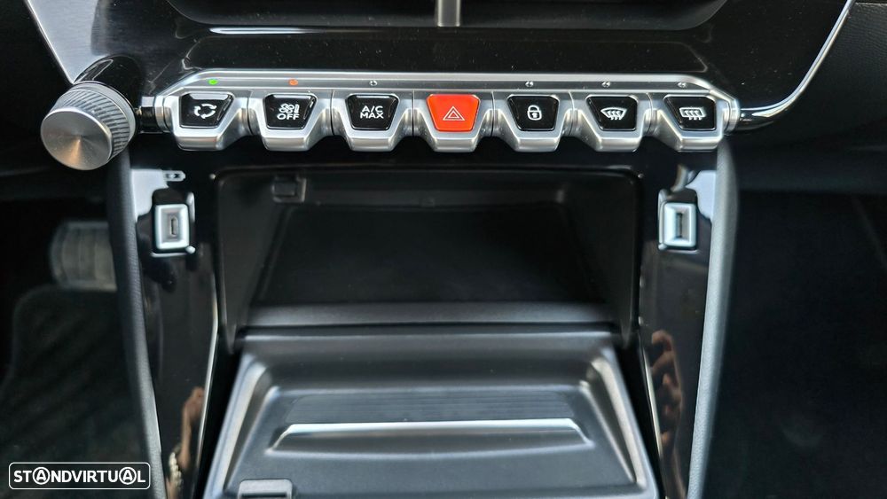 Peugeot e-208 Allure Pack - 40