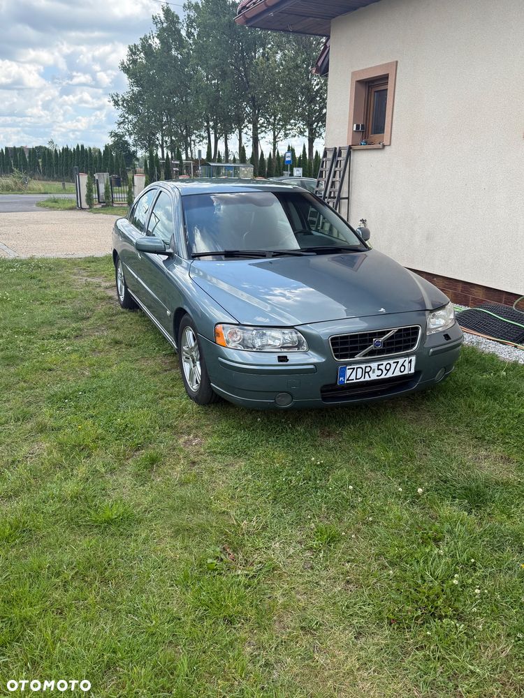 Volvo S60 2.5T Momentum - 1