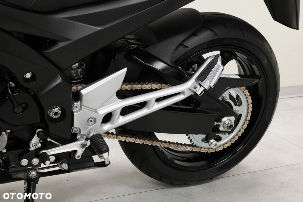Suzuki GSR - 38
