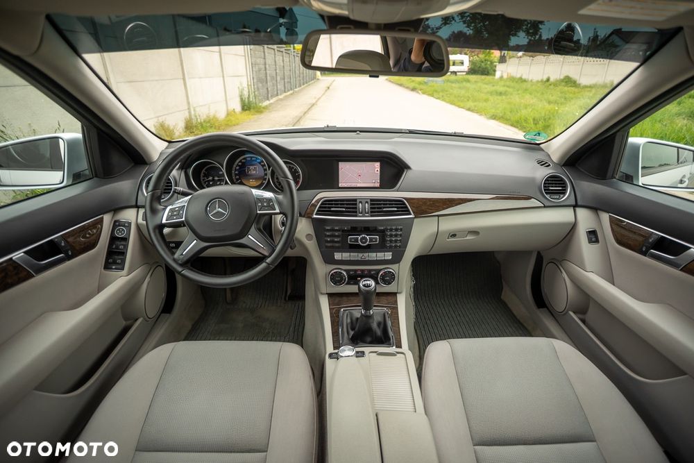 Mercedes-Benz Klasa C 200 CGI BlueEff Elegance - 35