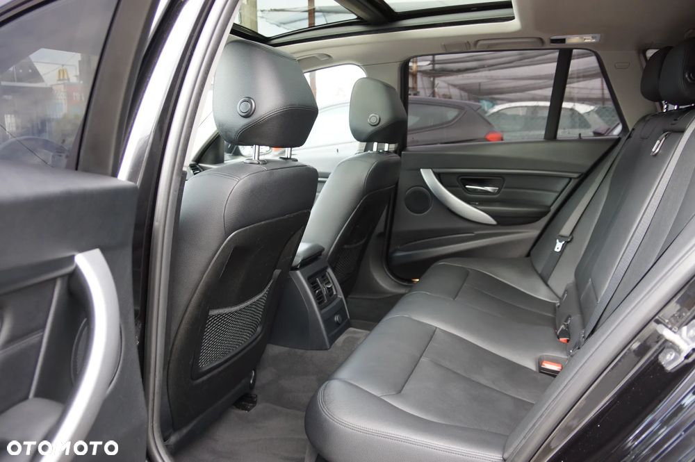 BMW Seria 3 320d Touring xDrive - 31