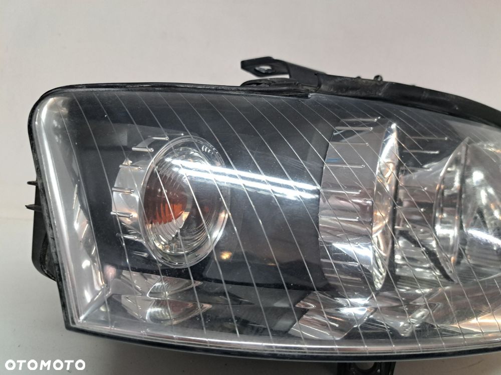 AUDI A4 B6 LAMPA PRAWA PRZÓD PRZEDNIA EU SOCZEWKA 8E0941004 00-04 - 2