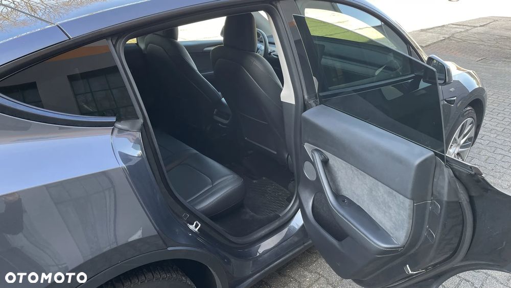 Tesla Model Y - 5