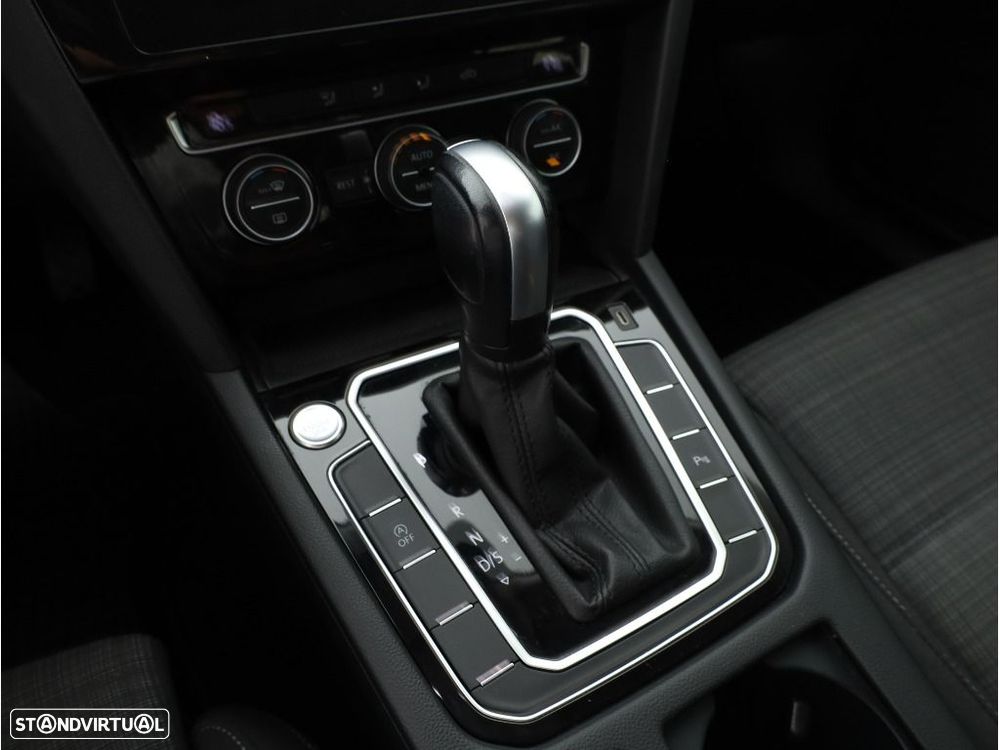 VW Passat Variant 1.6 TDI Business DSG - 17