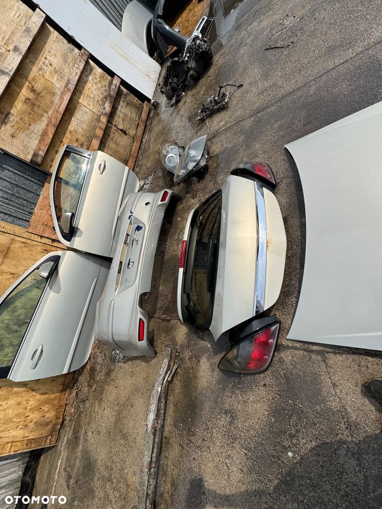 Opel astra H z157 szary srebrny  maska    Lampy przód przednie bi xenon kompletne 400sztuka prawa lewa   Klapa tył tylnia gtc 3 drzwi Coupe 300zl   Zderzak tył tylni opc 300zl   Drzwi przód przednie prawe lewe 300sztuka   Lusterko prawe lewe 100zl sztuka   Lampy tył tylne prawa lewe 100szt  Maska 300zl   Pas przedni 1.9 diesel kompletny z chłodnicami wentylatorami 450 zł   Grill -150 zł   Belka przód 100zl   Zderzak przedni 250 zł   Szybka wysyłka - 4