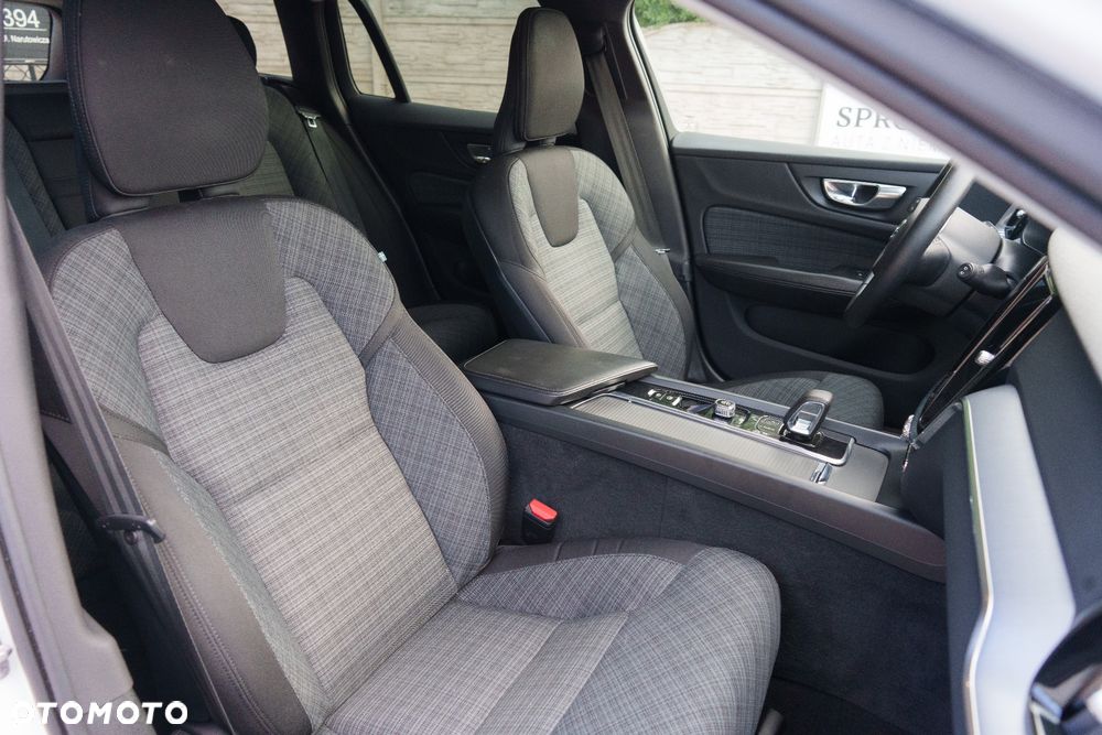 Volvo V60 B3 B DKG Momentum Pro - 23