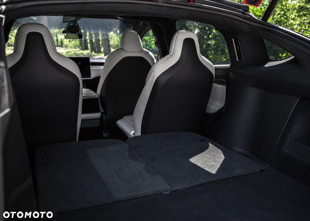 Tesla Model X - 21