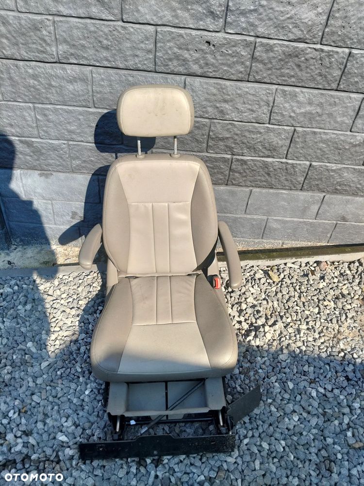 FOTEL DO CIĄGNIKA SKÓRZANY - 1