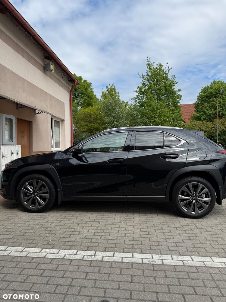 Lexus UX 300h F Sport Design - 3