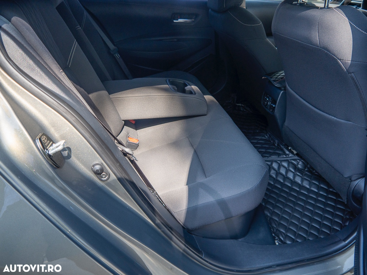 Toyota Corolla Sedan 1.8 HEV Business - 4
