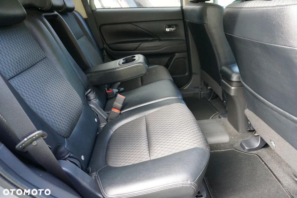 Mitsubishi Outlander Instyle NAVI + - 15