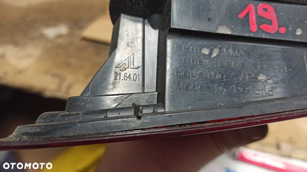 # LAMPA TYLNA LEWA W KLAPĘ OPEL ASTRA J - 5