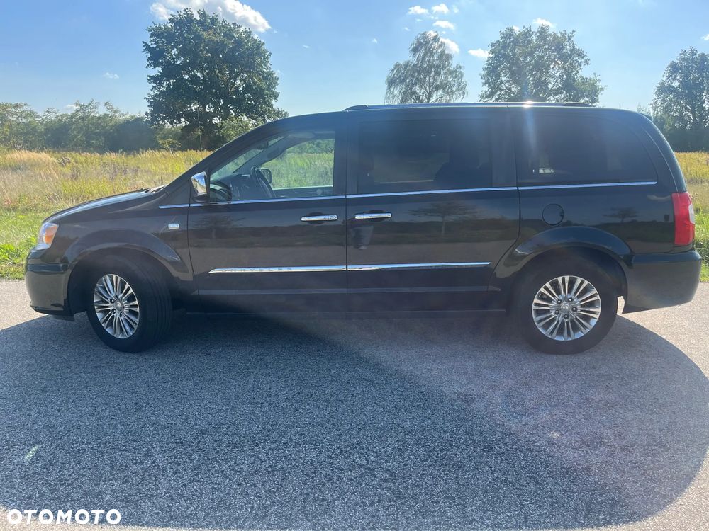 Chrysler Town & Country - 3