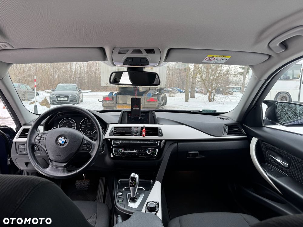 BMW Seria 3 330i xDrive - 9