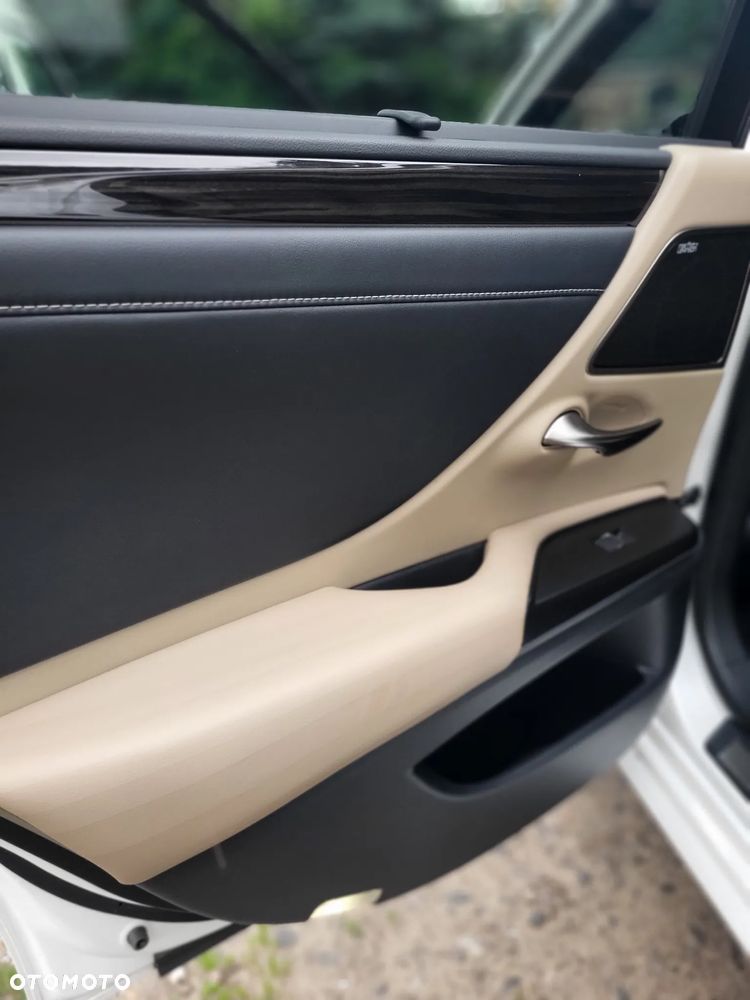 Lexus ES 300h Omotenashi - 18